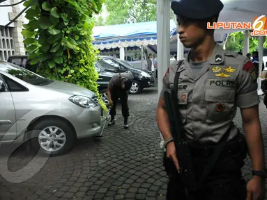  Aparat kepolisian tampak berjaga-jaga saat Misa Kamis Putih di Gereja Katedral, Jakarta, Kamis (17/4/2014)(Liputan6.com/Johan Tallo).