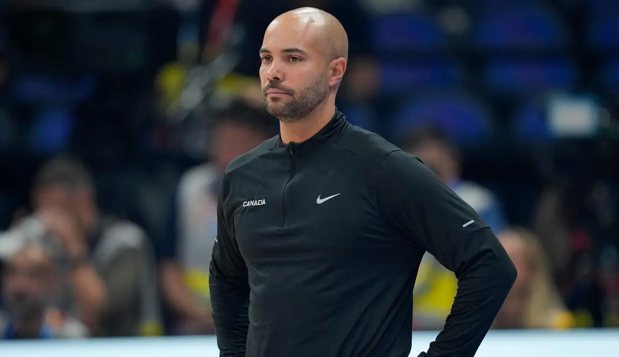 Pelatih timnas basket Kanada, Jordi Fernandez Torres menyaksikan timnya bermain melawan Serbia dalam pertandingan semi final Piala Dunia Bola Basket di Manila, Filipina, Jumat, 8 September 2023. (AP Photo/Aaron Favila)