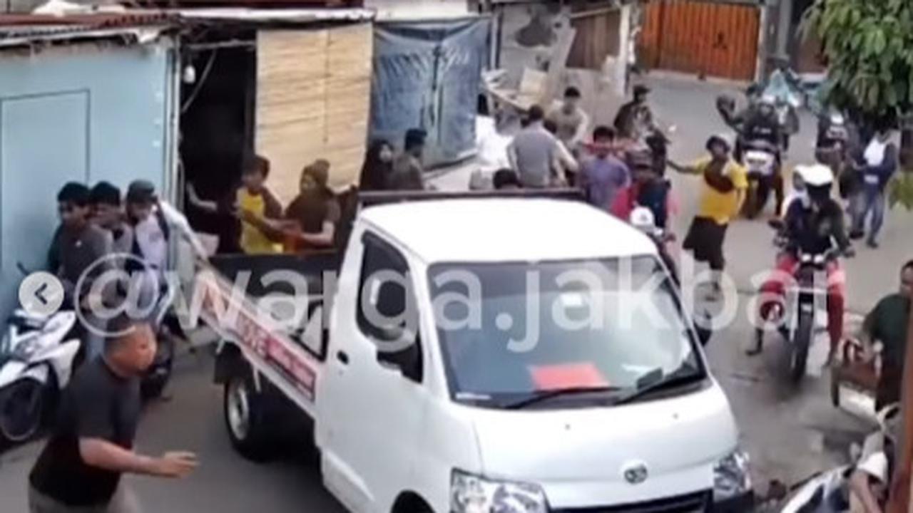 Pria Bernyali Besar Adang Pembacokan Siswa SMA, Jadikan Mobil Pikap Sebagai 'Tameng' Hentikan Kisruh