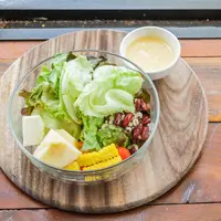 Banyak orang memilih salad sebagai menu sehat untuk menjaga berat badan. Namun kenyataannya, bumbu salad justru sering menjadi biang keladi meningkatnya asupan kalori. (foto/dok: freepik/suksao)