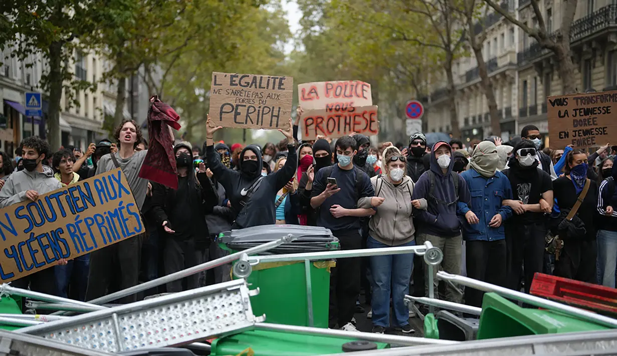Sejumlah pelajar berdiri di depan Universitas Sciences Po saat menggelar aksi protes terkait kondisi sekolah yang kekurangan sumber daya di Paris, Prancis, Rabu (7/10/2026). Aksi tersebut merupakan bagian dari gerakan pelajar sekolah menengah dan mahasiswa yang menyuarakan persoalan pendanaan pendidikan, kekurangan tenaga pengajar, kepadatan ruang kelas, serta kondisi infrastruktur sekolah. Para pelajar berkumpul di depan kampus sambil menyampaikan aspirasi mereka. Demonstrasi serupa digelar di sejumlah wilayah Prancis sebagai bentuk tuntutan terhadap kondisi pendidikan dan fasilitas sekolah. (AP Photo/Thibault Camus)
