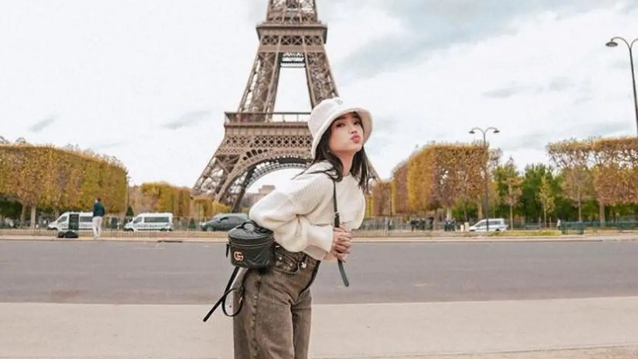 Potret Fuji saat berlibur di Paris (Sumber: Instagram/@fuji_an)
