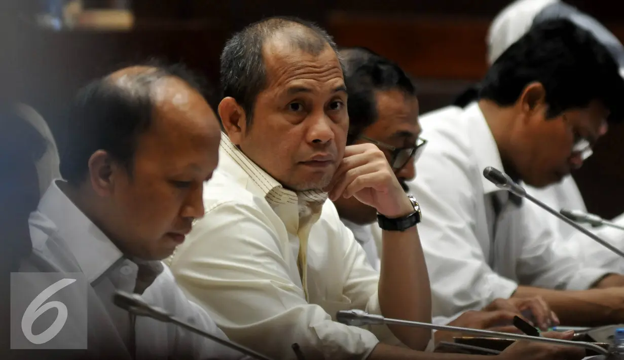 Menteri Desa, PDT dan Transmigrasi Marwan Jafar mendengarkan saat raker dengan Komisi V DPR RI, di Kommpleks Parlemen, Jakarta (18/4). Rapat membahas evaluasi penggunaan dana desa dan pendamping desa. (Liputan6.com/JohanTallo)