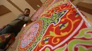 Seorang pria membuat lentera Ramadan tradisional di Kota Khan Younis, Jalur Gaza selatan (19/4/2020). Jelang Ramadan, warga Palestina membeli lentera beraneka warna, yang dikenal sebagai fanoos dalam bahasa Arab, untuk anak-anak mereka atau sebagai hiasan di rumah. (Xinhua/Rizek Abdeljawad)