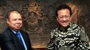 Ketua DPD RI Irman Gusman (kanan) bersalaman dengan Duta Besar Aljazair AbdelKader Aziria di Kompleks Parlemen, Jakarta, Senin (2/11/2015). Kedatangan Duta Besar Aljazair ini untuk membahas kerjasama kedua Negara. (Liputan6/Johan Tallo)