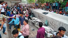 Warga India berkumpul untuk menyaksikan lokasi runtuhnya material jalan layang di kota Varanasi, Selasa (15/5). Sedikitnya 18 orang tewas dan belasan orang terperangkap setelah jembatan layang roboh dan menghancurkan kendaraan di bawahnya. (AP Photo)