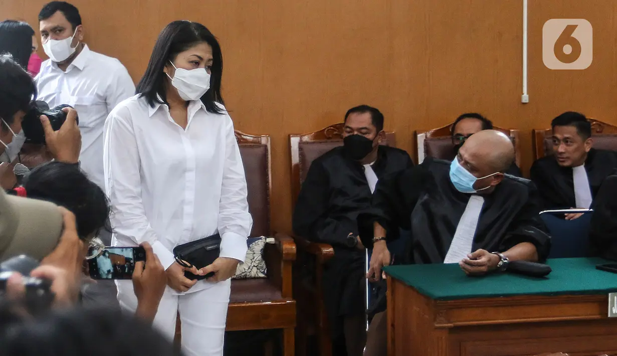 Terdakwa Putri Candrawathi bersiap menjalani sidang lanjutan dalam kasus pembunuhan Brigadir Yosua Hutabarat di Pengadilan Negeri Jakarta Selatan, Rabu (18/1/2023). Putri Candrawathi dijerat dengan Pasal 340 KUHP subsider Pasal 338 KUHP juncto Pasal 55 Ayat 1 ke 1 KUHP. Ia dianggap menjadi bagian dari pembunuhan berencana terhadap Brigadir J pada 8 Juli 2022. (Liputan6.com/Johan Tallo)