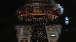 Ratusan ribu orang mengantre untuk bisa melihat langsung dan memberikan penghormatan terakhir kepada mendiang Paus Fransiskus. (Tiziana FABI/AFP)