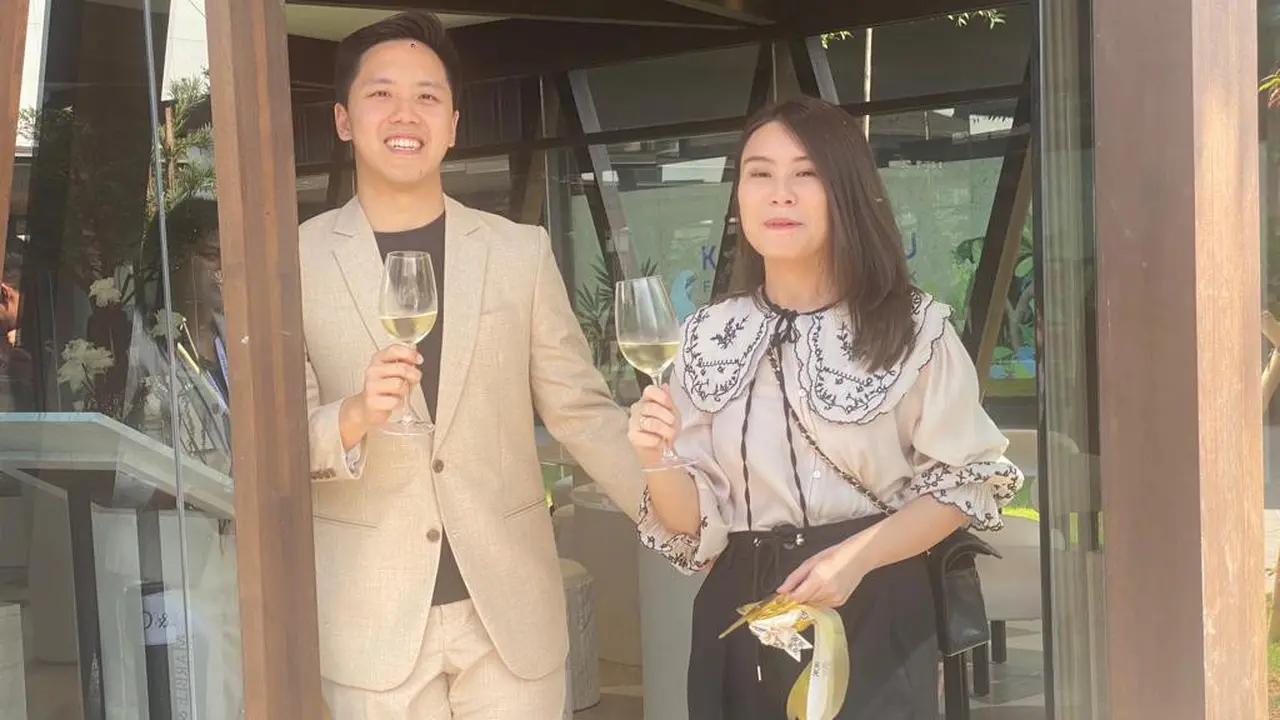 Nicholas Renaldi dan Monica Claudia saat peresmian toko fisik Marble & Co di PIK 2