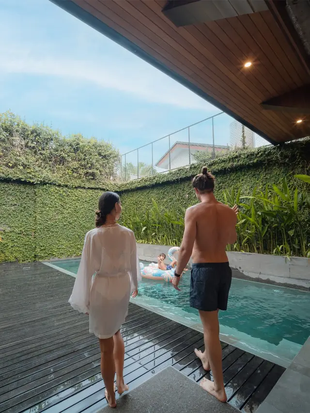 Potret Teras Vila Nana Mirdad di Bali