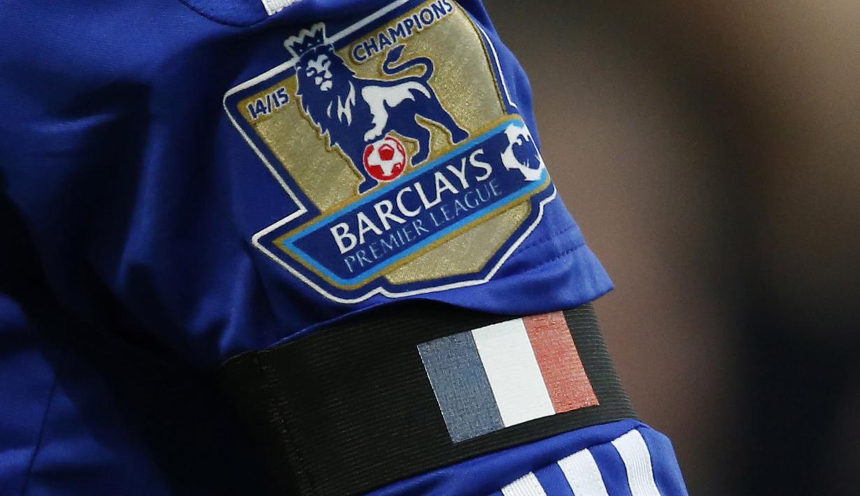 Pemain Chelsea Willian mengenakan ban hitam untuk Prancis pada lanjutan Liga Premier Inggris di Stamford Bridge, London, Sabtu (21/11/2015). (Reuters/Andrew Boyers)