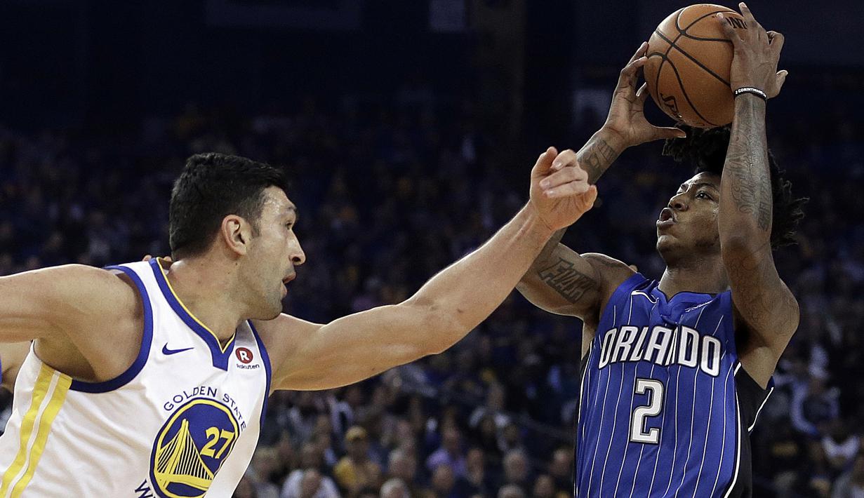 Pemain Orlando Magic, Elfrid Payton (2) melakukan tembakan saat diadang pemain Warriors, Zaza Pachulia  pada lanjutan NBA Basketball game di Oracle Arena, Oakland, (13/11/2017). Warriors menang 110-100. (AP/Ben Margot)
