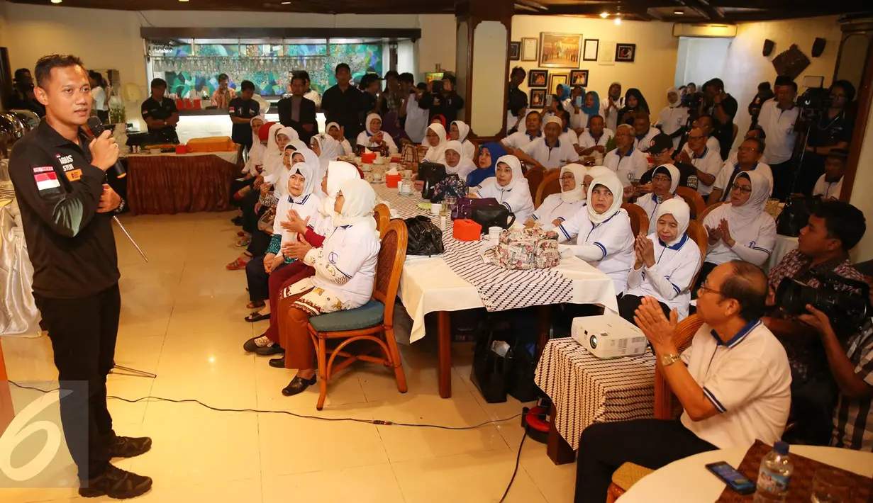 Suasana kampanye Cagub DKI Jakarta Agus H Yudhoyono di hadapan pensiunan PNS Dinas Pendidikan Dasar DKI Jakarta, Selasa (29/11). Para eks PNS DKI tersebut merupakan mantan anak buah calon wakil Agus, Sylviana Murni. (Liputan6.com/Immanuel Antonius)