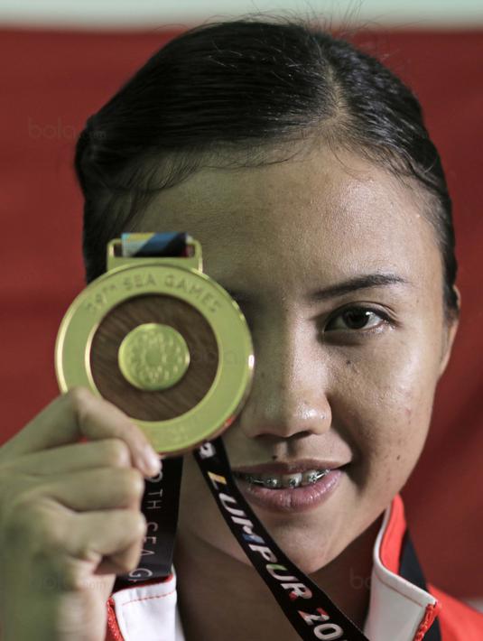 Karateka Putri Indonesia, Srunita Sari melakukan sesi foto di The Belezza, Permata Hijau, Jakarta, Senin (04/09/2017). Sari meraih satu medali emas pada SEA Games 2017 di Kuala Lumpur. (Bola.com/Nicklas Hanoatubun)