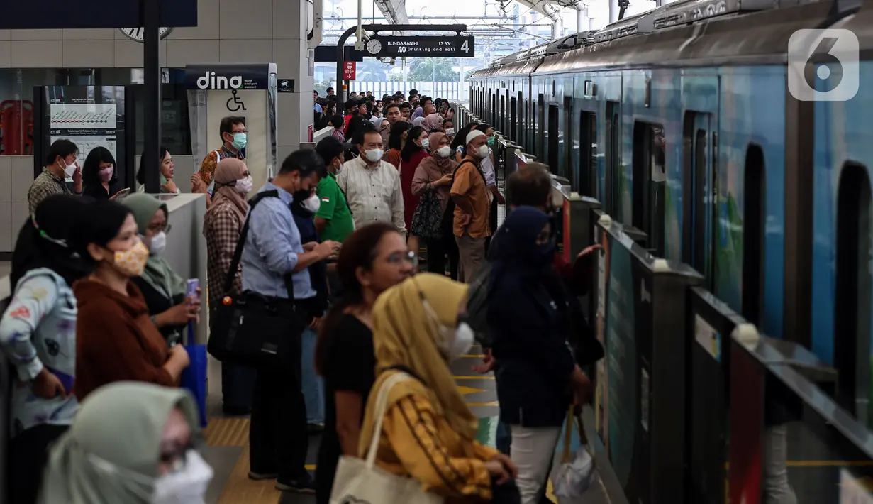 Pemerintah Provinsi (Pemprov) DKI Jakarta memberlakukan tarif Rp1 untuk transportasi umum TransJakarta, MRT, LRT pada 22 Juni 2023 bertepatan dengan HUT ke-496 DKI Jakarta. (Liputan6.com/Johan Tallo)