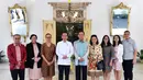 Presiden Joko Widodo foto bersama dengan keluarga Sri Sultan Hamengkubuwono X saat berkunjung ke Keraton Yogyakarta, Jumat (28/9). Jokowi dan rombongan tiba di keraton sekira pukul 08.15 WIB. (Liputan6.com/HO/Biropers)