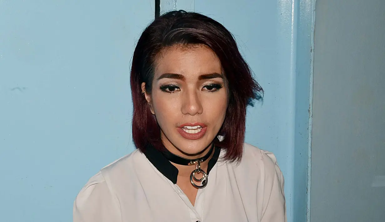 Tapi untuk anaknya Leticia, ia mengaku sering berbicara dengan istri Enji. "‎Tapi kalau sekolah Leticia, aku kordinasi derngan Minda (istri Anji)," Lanjutnya. (Deki Prayoga/Bintang.com)