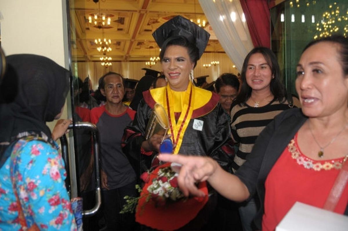 Wajah semringah Mami Yuli lulus S2 dengan IPK 3,85