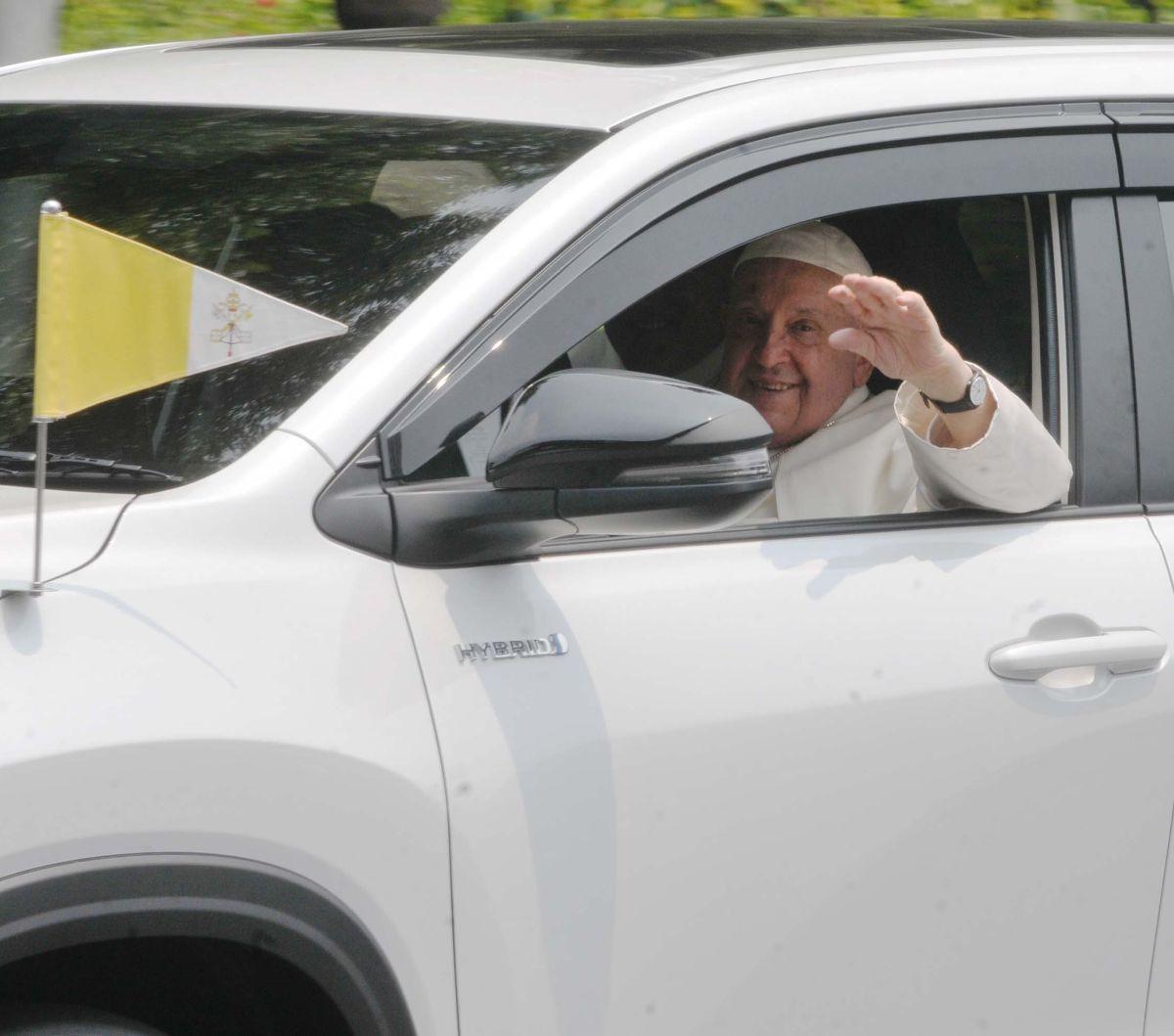 Pemimpin Gereja Katolik Dunia, Paus Fransiskus melambaikan tangannya dari dalam mobil Toyota Kijang Innova Zenix saat hendak memasuki Kantor Kedubes Vatikan di Jakarta, Selasa (3/9/2024). Kedatangan Paus Fransiskus di Kedubes Vatikan Jakarta mendapat samb