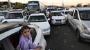 Sejak Senin (23/9/2024), antrean bus dan mobil mengular beberapa kilometer dari perbatasan Suriah. (LOUAI BESHARA/AFP)