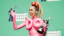 Miley Cyrus berpose di belakang panggung usai menjadi host di ajang bergengsi MTV VMA 2015 yang digelar di Microsoft Theatre, Los Angeles, California, AS (30/8/2015). (REUTERS/Danny Moloshok)