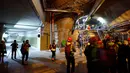 Jurnalis saat meliput tahap akhir pembangunan terowongan NEAT Gotthard di Sedrun, Swiss, (10/3). Terowongan kereta ini telah memasuki tahap penyelesaian dan siap dioperasikan pada akhir 2016. (REUTERS/Arnd Wiegmann)