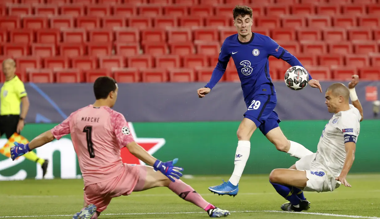 Bek Porto, Pepe (kanan) berusaha memblok tendangan gelandang Chelsea, Kai Havertz (tengah) dalam laga leg kedua perempatfinal Liga Champions 2020/2021 di Ramon Sanchez Pizjuan Stadium, Sevilla, Selasa (13/4/2021). Porto menang 1-0 atas Chelsea. (AP/Angel Fernandez)