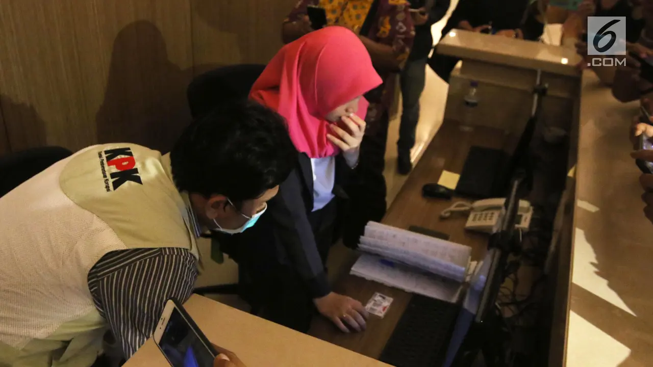 Bawa Tiga Koper, Petugas KPK Geledah Kantor PLN