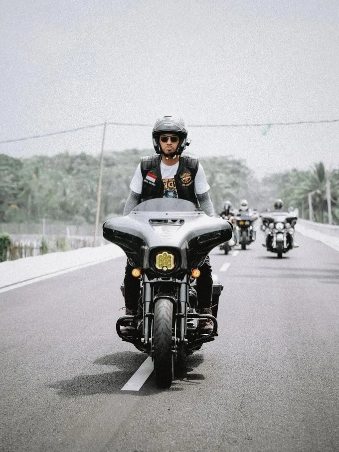 Arya Saloka sibuk touring bareng geng motor