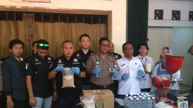 Polisi Gerebek Pabrik Miras Ciu Dekat Sekolah Dasar di Tambora (Merdeka.com/Ronald)