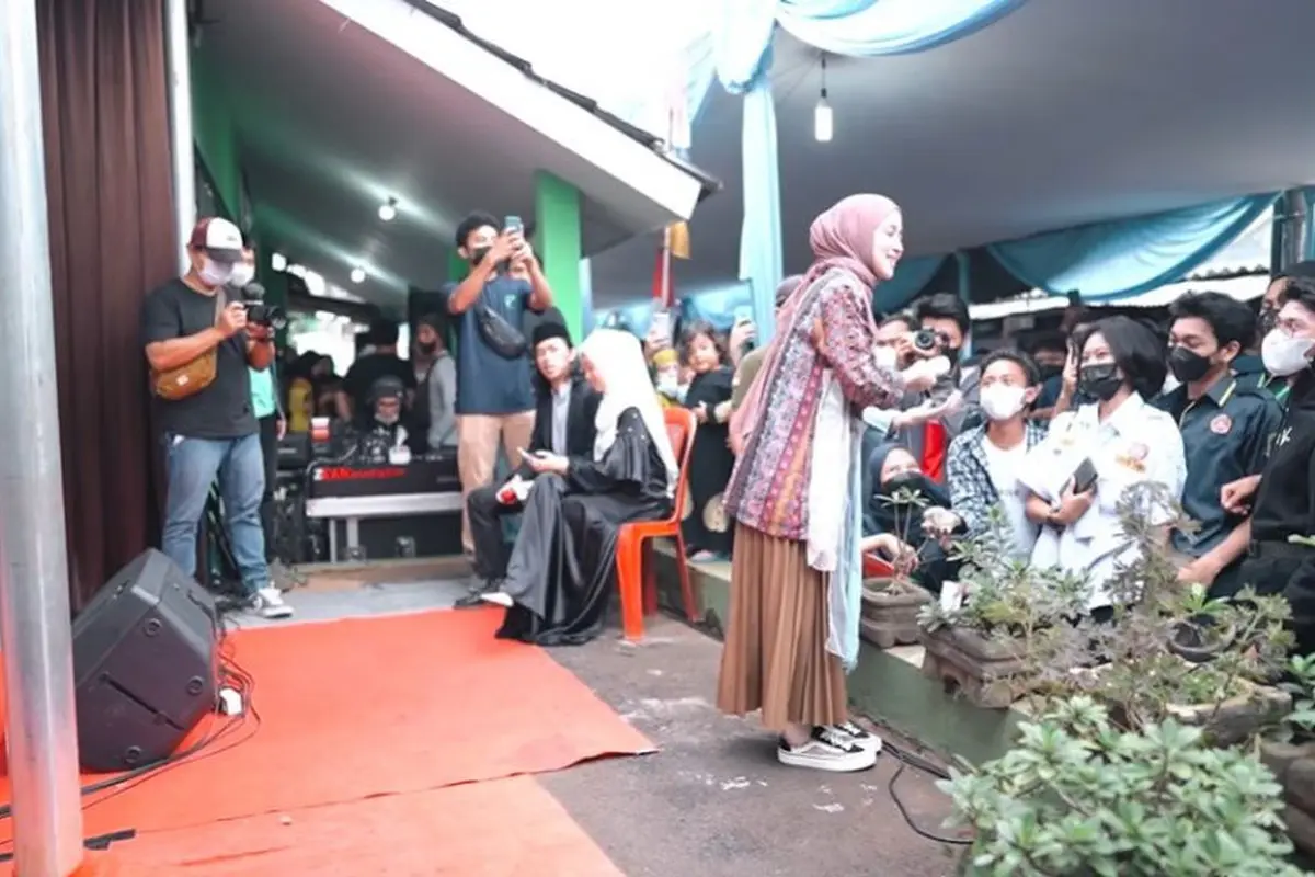 6 Momen Nisa Sabyan Manggung di Hajatan Kampung, Disebut Sepi Job