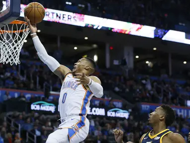 Pebasket Oklahoma City Thunder, Russell Westbrook, memasukkan bola saat melawan Utah Jazz pada laga NBA di Chesapeake Energy Arena, Rabu (6/12/2017). Thunder menang 100-94 atas Jazz. (AP/Sue Ogrocki)