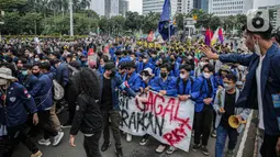 Sejumlah mahasiswa yang tergabung dalam Aliansi Mahasiswa Indonsia (AMI) menggelar aksi demonstrasi di Patung Kuda, Jakarta Kamis (21/4/2022). Mereka juga menolak menuntut tolak wacana perpanjangan masa jabatan presiden. (Liputan6.com/Faizal Fanani)