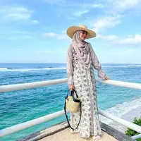 Shireen Sungkar beberapa kali memilih liburan di pantai. Masih menjaga aurat, Shireen Sungkar tak kalah cantik saat mengenakan outfit syari. Bagian kepala, dia juga memakai topi jerami. [instagram/shireensungkar]