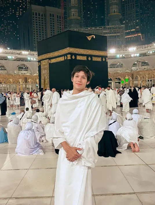 Tak beda jauh dengan Dinda, Naufal juga lebih sering membagikan potretnya di Tanah Suci