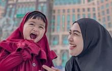 Gemas! Potret Lucu Moana Anak Ria Ricis saat Ikut Umrah di Tanah Suci, Ada Foto di Depan Ka'bah Ikut Sampaikan Doa