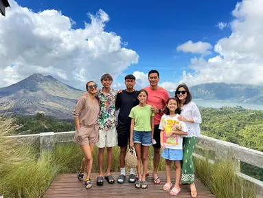 Darius Sinathrya dan Donna Agnesia, menghabiskan waktu bersama dengan anak-anak sebelum mereka menjalani pendidikan di Jerman. (Foto: Instagram/@darius_sinathrya)
