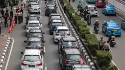 Kendaraan melintas dekat mobil pengemudi online yang menutup jalur lambat saat demonstrasi di kantor pusat Grab kawasan Kuningan, Jakarta, Senin (29/10). Aksi tersebut menyebabkan kemacaten dari arah Mampang menuju Menteng. (Liputan6.com/Faizal Fanani)