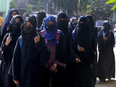 Sejumlah siswi berjalan di luar kampus mereka di Udupi, India (7/2/2022). Sejumlah sekolah di negara bagian Karnataka di India melarang para siswi memakai hijab di dalam kelas. Kasus itu menjadi sorotan di India dan para siswi berdemo di depan sekolah. (AP Photo)