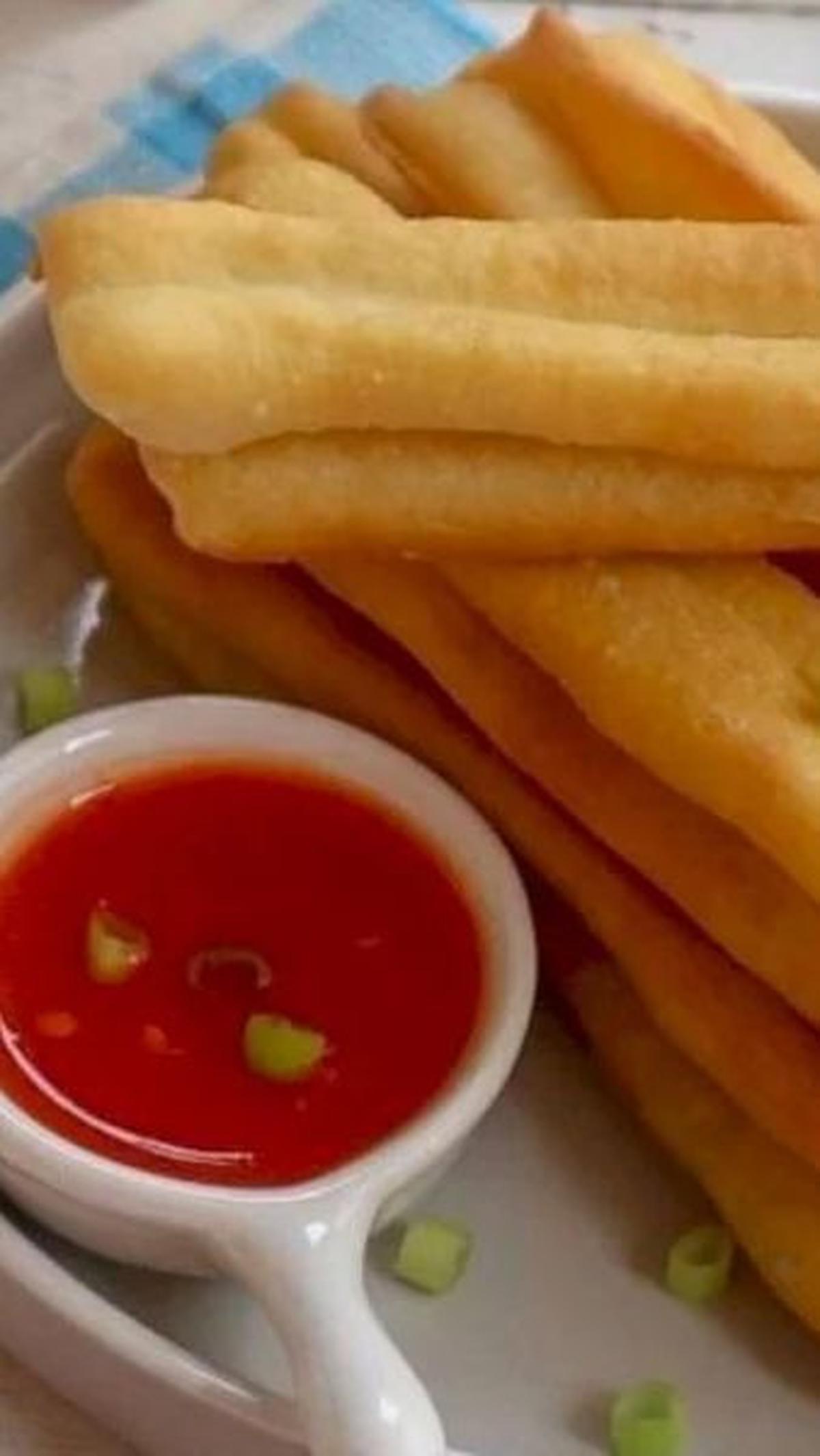 Cakwe adalah jajanan yang kini mudah ditemukan di pedagang gerobak pinggir jalan. Cakwe sendiri adalah makanan asal Tionghoa yang dalam dialek Hokkian artinya “hantu yang digoreng”.Cakwe sendiri memiliki sejarah yang panjang dari negeri asalnya yakni 