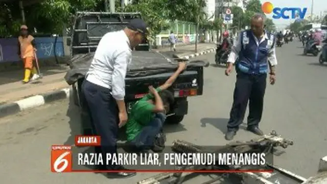 Seorang pengemudi mobil pick up menangis dihadapan petugas karena tak ingin mobilnya diderek, lantaran parkir sembarangan di badan jalan.