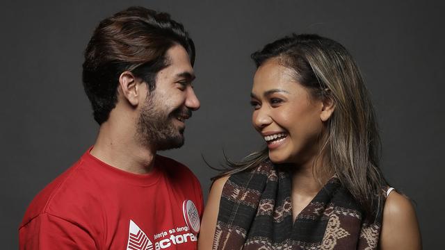 Reza Rahadian Tak Sabar Ajak Adinia Wirasti Masuk Kamar News Entertainment Fimela Com