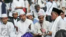 Dipimpin imam, para jamaah berdoa setelah melakukan ashar di depan Balai Kota, Jalan Medan Merdeka Selatan, Jakarta, Jumat (4/11). (Liputan6.com/Yoppy Renato)