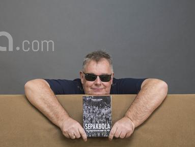 Antony Sutton adalah pria berkebangsaan Inggris yang baru saja merilis buku tentang sepak bola tanah air bertajuk "Sepak Bola: The Indonesian Way of Life". (Bola.com/Vitalis Yogi Trisna)  