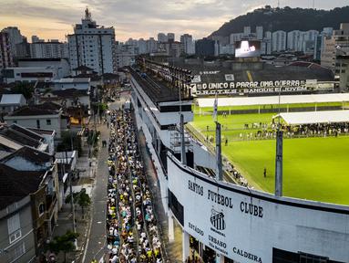 Warga berbondong-bondong ke markas Santos untuk memberikan penghormatan terakhir kepada legenda sepakbola Brasil, Pele. (AP Photo/Matias Delacroix)