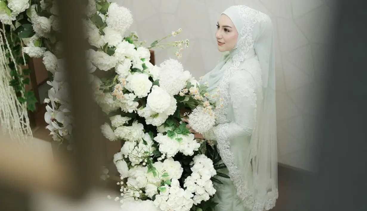 Total loom keseluruhannya semakin sempurna dengan aksen kerudung lace yang begitu indah. [Foto: Instagram/ Irish Bella]