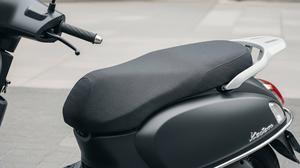 5 Bahan Rumahan yang Bisa Digunakan untuk Membersihkan Jok Motor dari Kotoran Kucing
