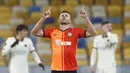 Striker Shakhtar Donetsk, Junior Moraes melakukan selebrasi usai mencetak gol penyeimbang 1-1 ke gawang AS Roma dalam laga leg kedua babak 16 besar Liga Europa 2020/2021 di Olimpiyskiy Stadium, Kiev, Kamis (18/3/2021). Shakhtar kalah 1-2 dari AS Roma. (AP/Efrem Lukatsky)