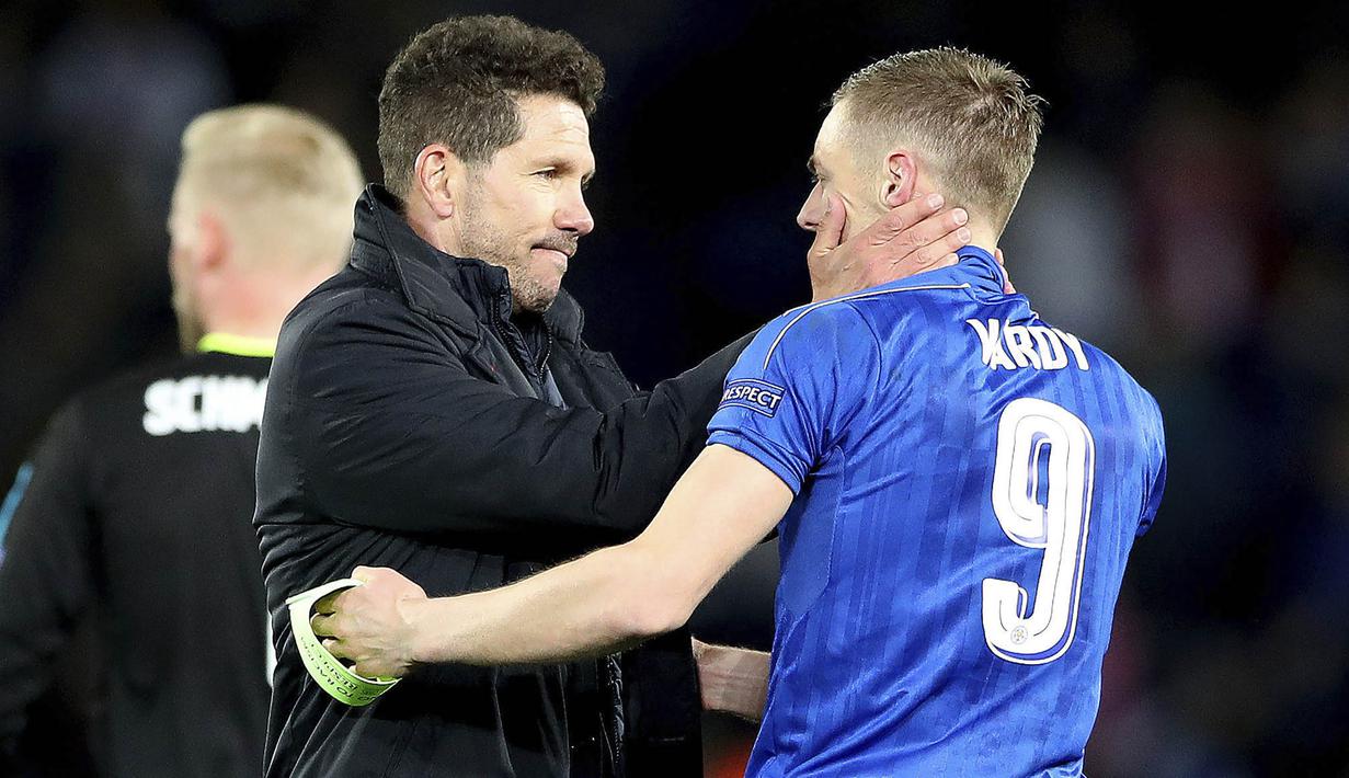 Pelatih Atletico Madrid, Diego Simeone, menyapa pemain Leicester, Jamie Vardy usai laga leg kedua Liga Champions di Stadion King Power, Inggris, Selasa (18/4/2017). Meski imbang 1-1, Atletico lolos ke semifinal dengan agregat 2-1. (AP/Nick Potts)