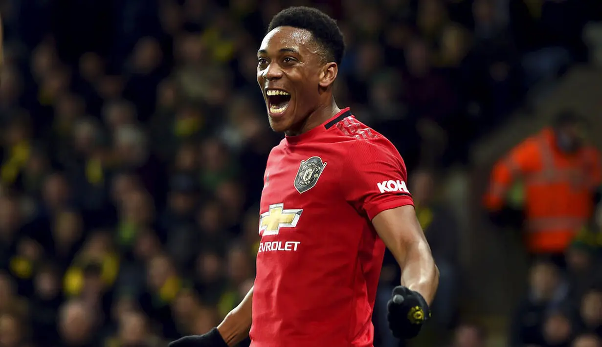 Penyerang Manchester United, Anthony Martial, melakukan selebrasi usai membobol gawang Norwich City pada laga Premier League 2019 Stadion Carrow Road, Norwich, Minggu (27/10). Manchester United menang 3-1 atas Norwich City. (AP/Joe Gidden)